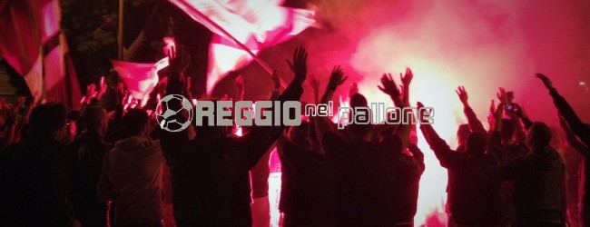 FOTO&VIDEO – La notte di Reggio è amaranto: la tifoseria spinge la Reggina verso il derby