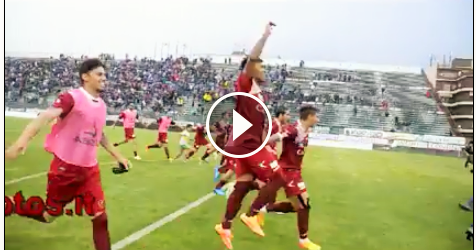VIDEO – In campo con i calciatori amaranto durante la festa al fischio finale del derby