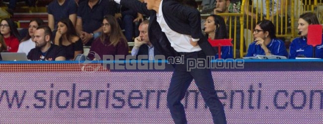 Viola, l’appello di coach Mecacci: “Il basket a Reggio non può scomparire. Non abbiamo competenze specifiche, vogliamo solo vincere con questi colori”