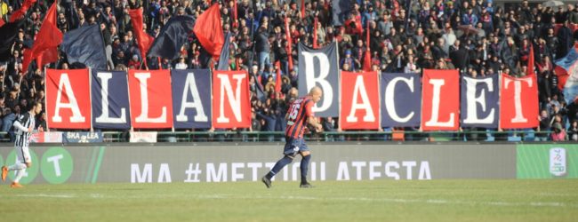 [FOTO NOTIZIA] Cosenza-Ascoli, i tifosi rossoblù salutano Baclet con una coreografia