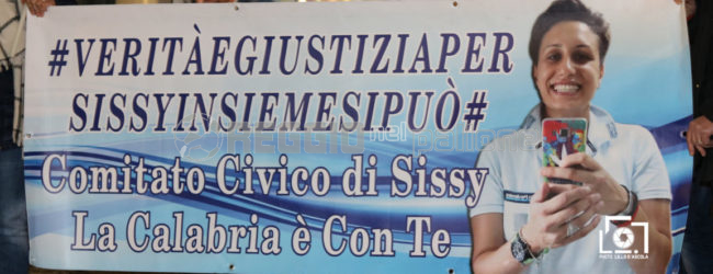 Verità e Giustizia per Sissy, le fiaccole di piazza Camagna illuminano Reggio con la speranza…