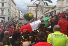 Un tricolore, una sciarpa amaranto, un colpo all’anima: il saluto di Reggio ad Antonio Candido…