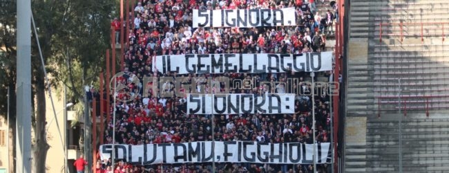 Reggio&Bari, il tributo degli Ultras biancorossi: “Auguri fratelli amaranto, serie B meritata”