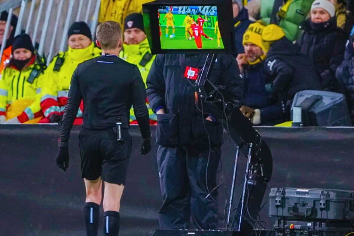 Arbitro controlla Var in campo