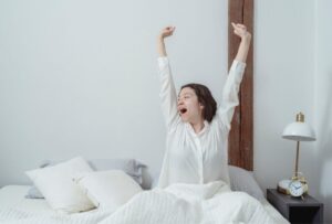 Donna appena svegliata