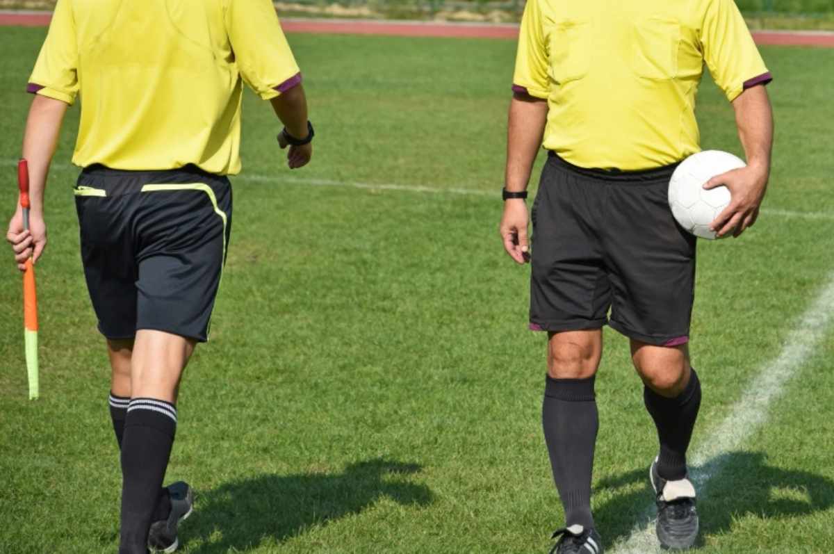 Guardalinee sul campo di calcio