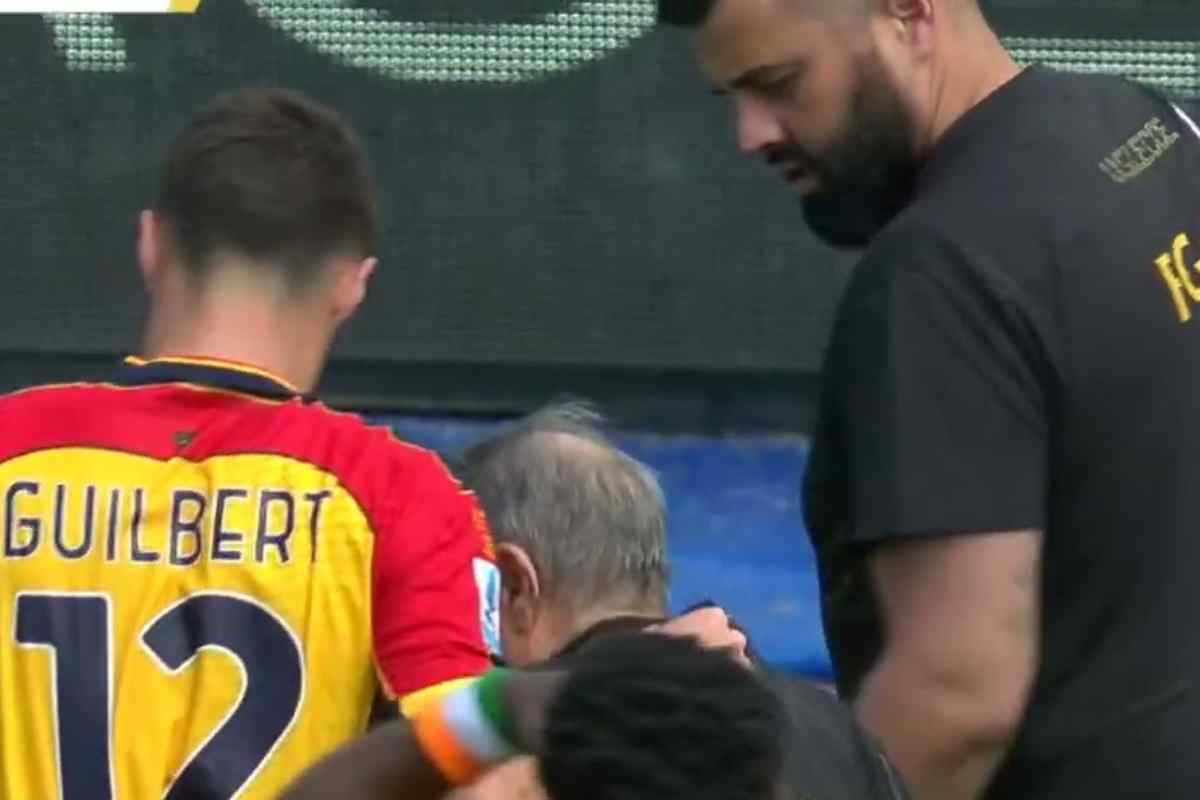 Graziano Fiorita a bordo campo aiuta un calciatore del Lecce