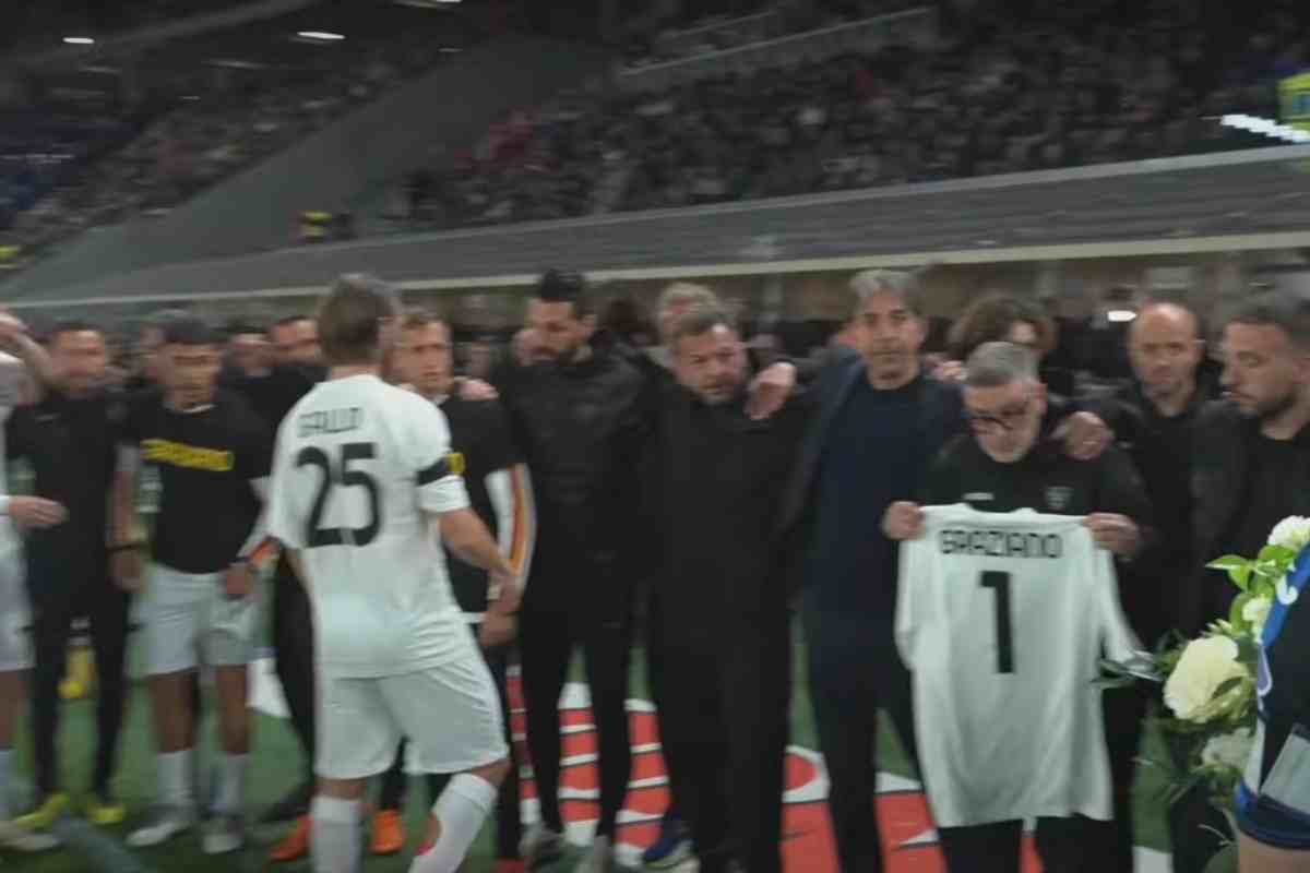 Il raccoglimento del Lecce per Graziano Fiorita