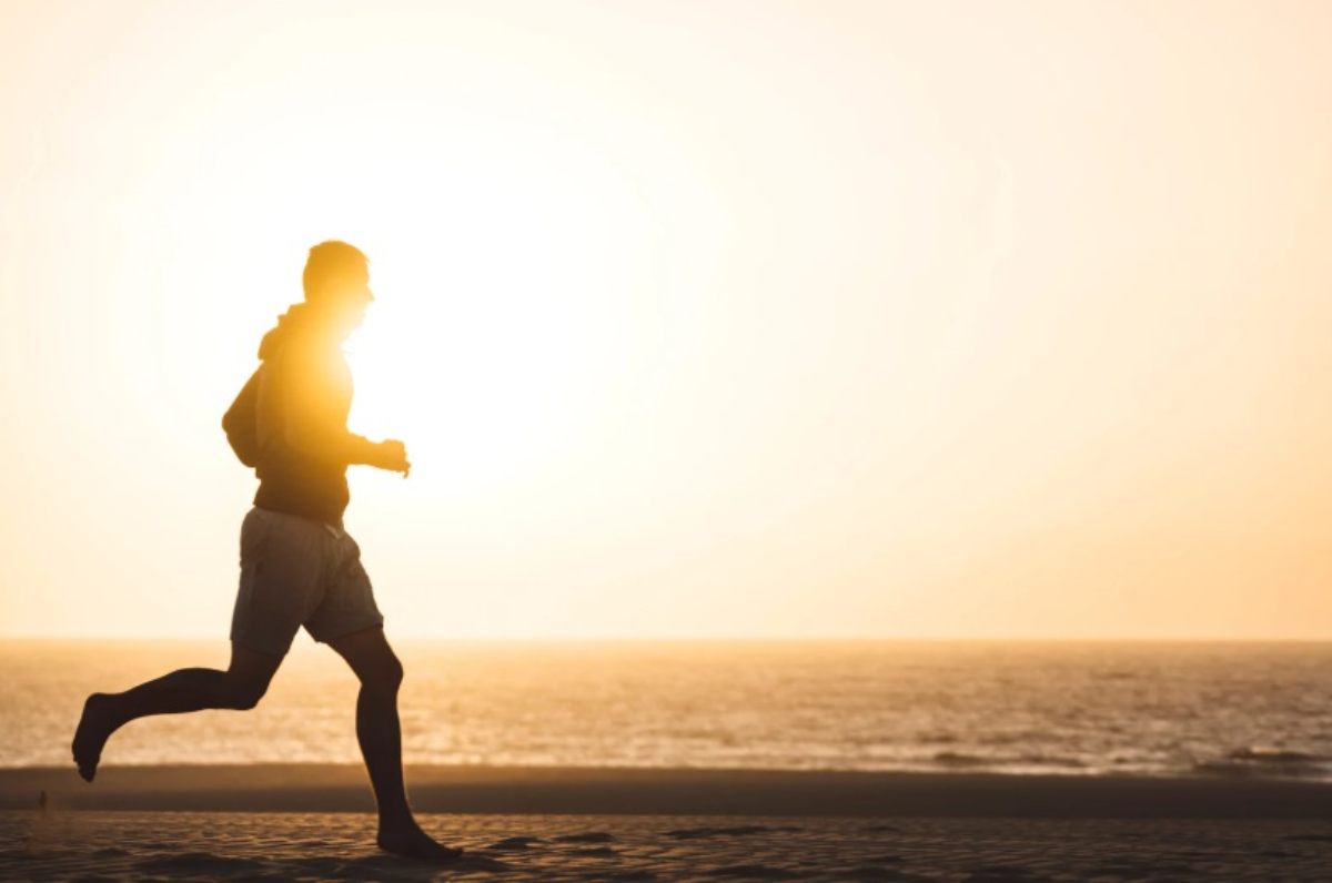 Persona che corre sulla spiaggia