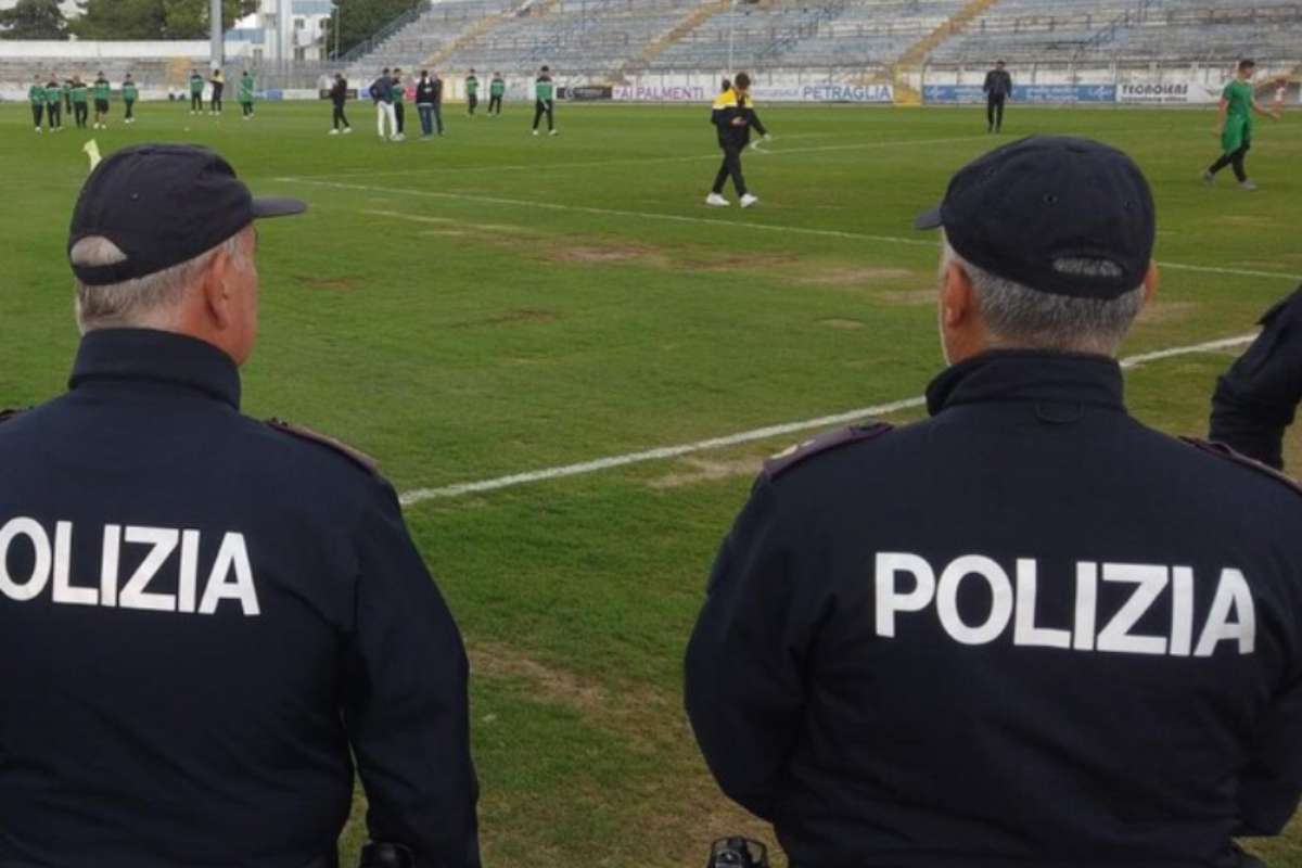 Poliziotti a bordo campo