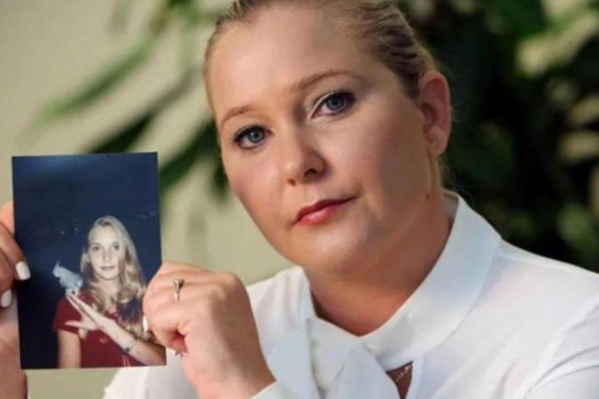 Virginia Giuffré mostra una foto della sua giovinezza