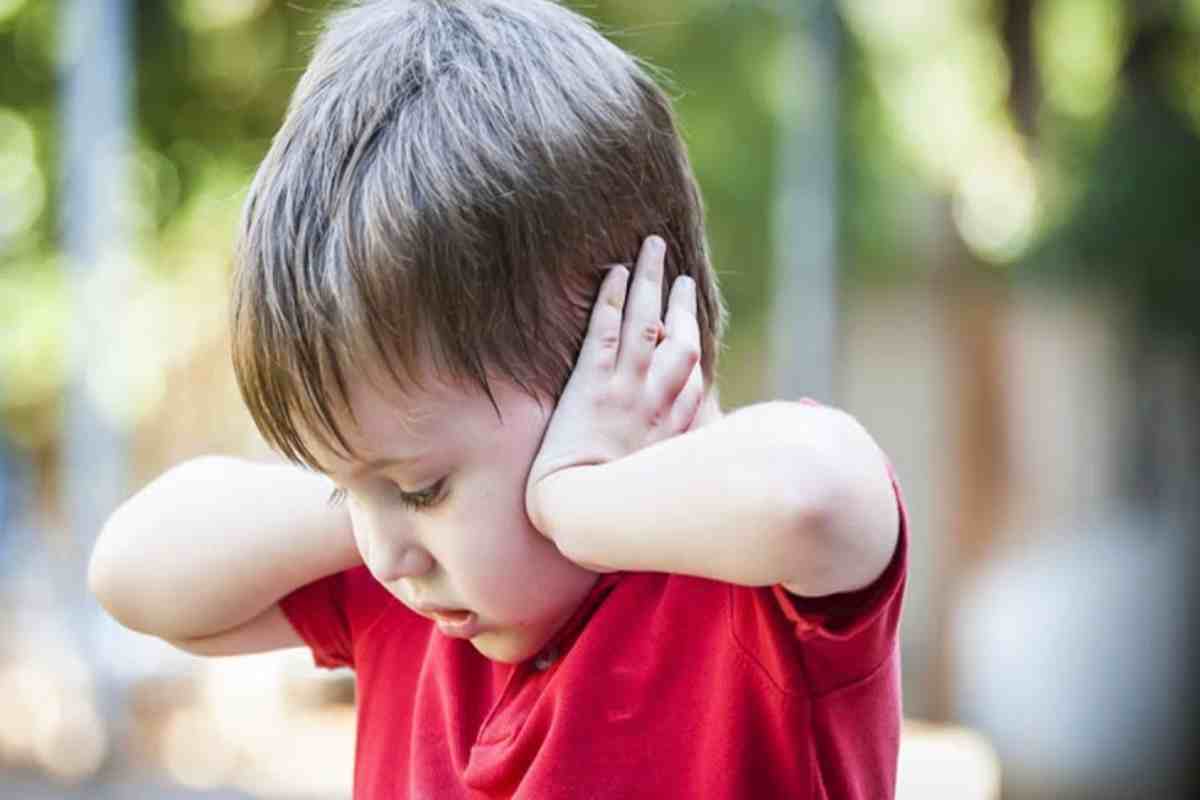 bambino si tappa le orecchie