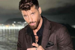 Can Yaman sfoggia da alcune settimane un nuovo look