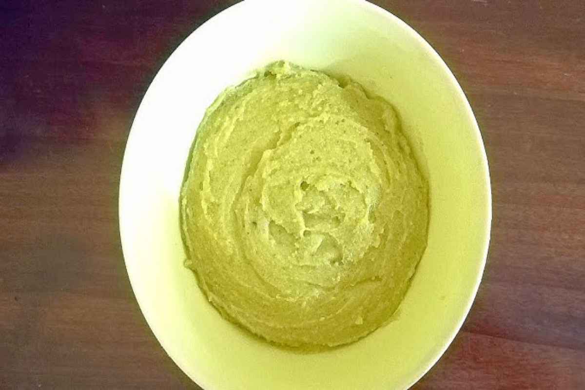 in una ciotola burro di pistacchio