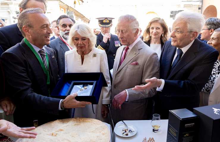 Re Carlo e Camilla con Sergio Mattarella