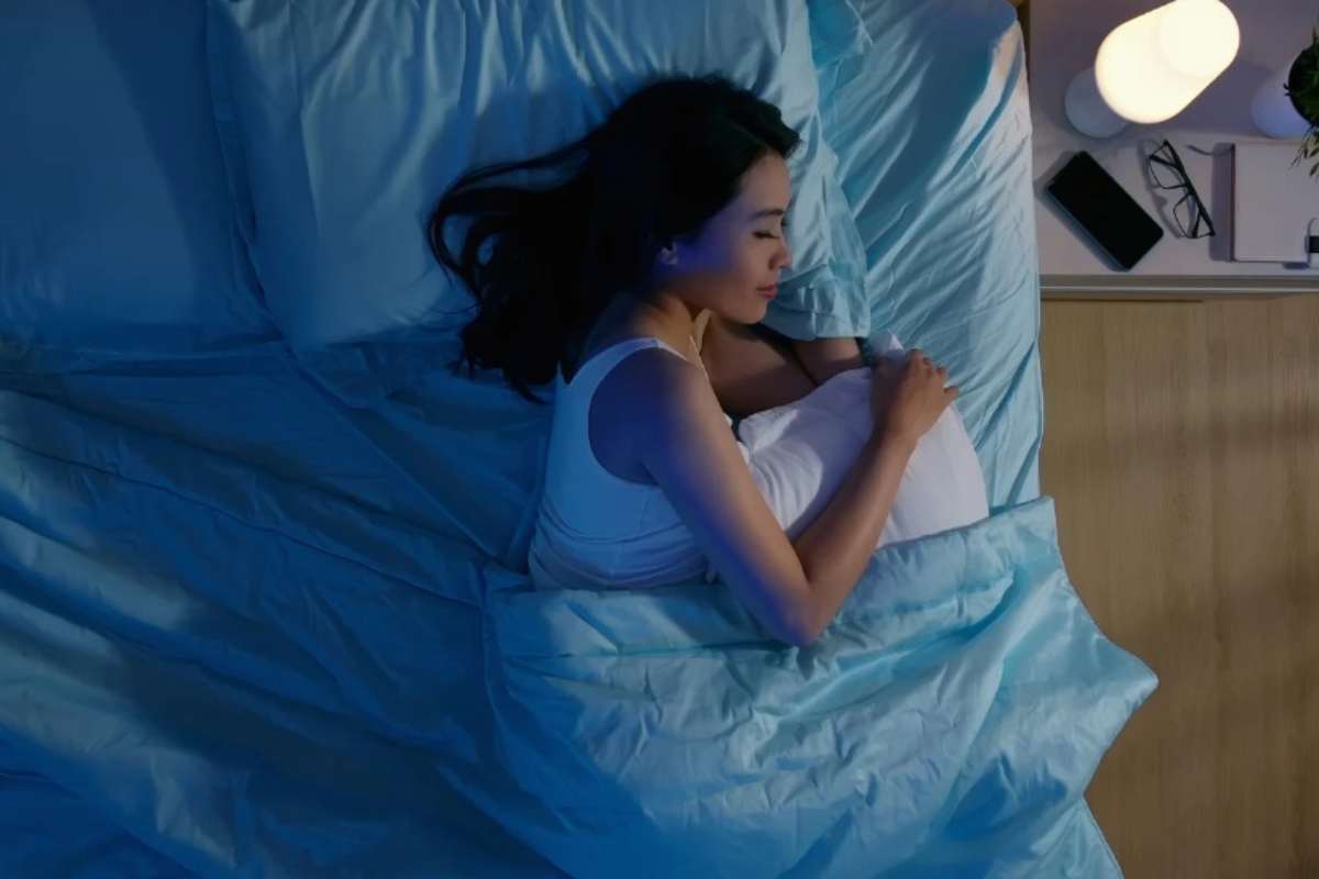 Donna asiatica dorme
