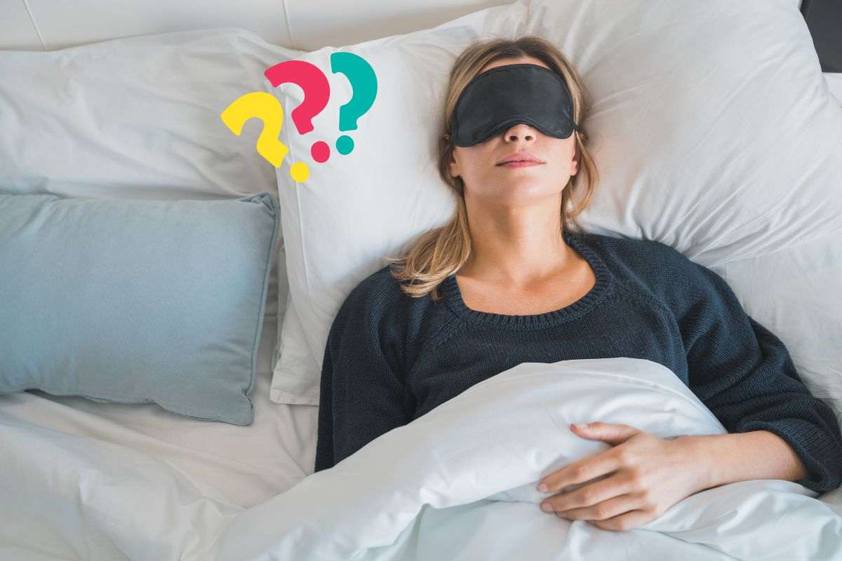 Donna dorme con la mascherina sugli occhi
