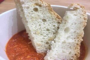pane inzuppato in una salsa alla nduja
