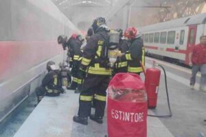 Vigili del fuoco in azione in stazione, immagini di repertorio