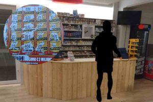 il bancone della ricevitoria, una sagoma e nel tondo il biglietto vincente