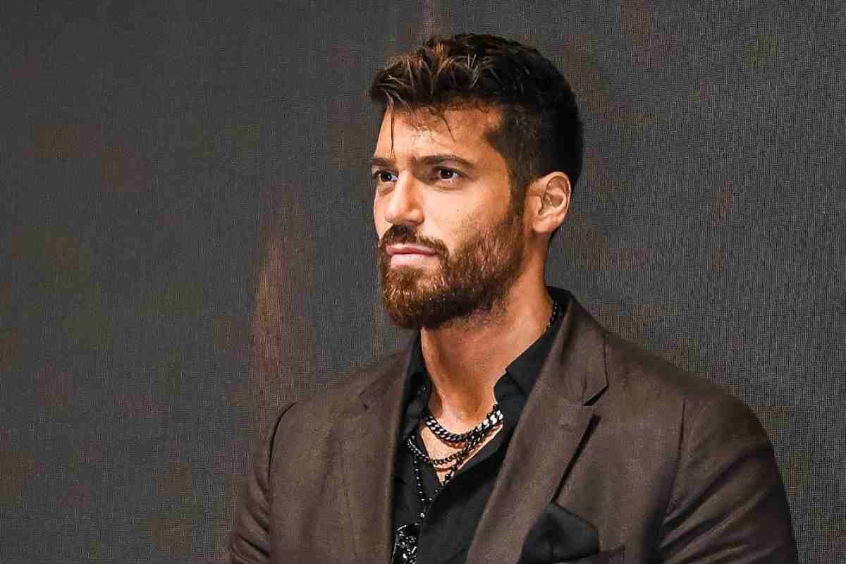 Can Yaman sfoggia da alcune settimane un nuovo look