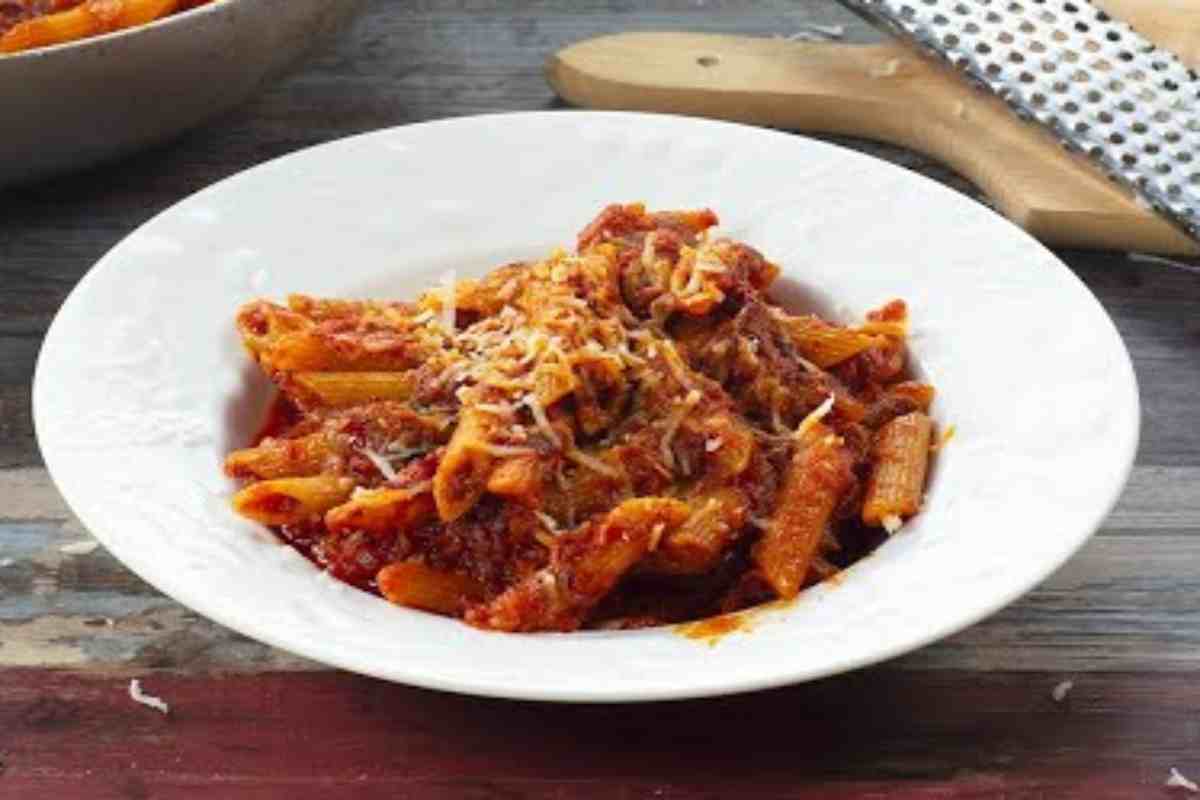 un piatto di pasta con salsa alla nduja