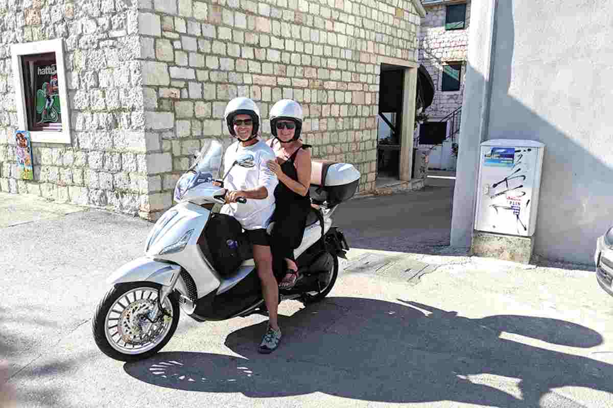 Coppia di pensionati su uno scooter