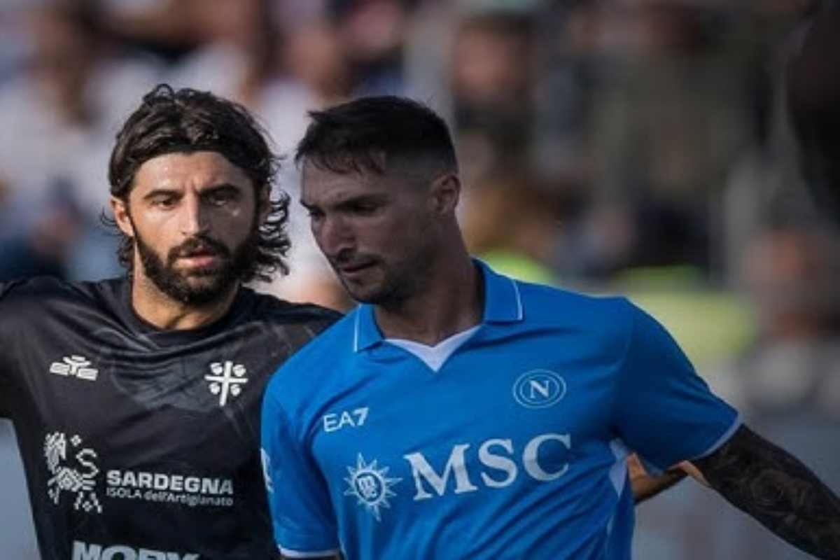 Un momento della partita di andata tra Cagliari e Napoli