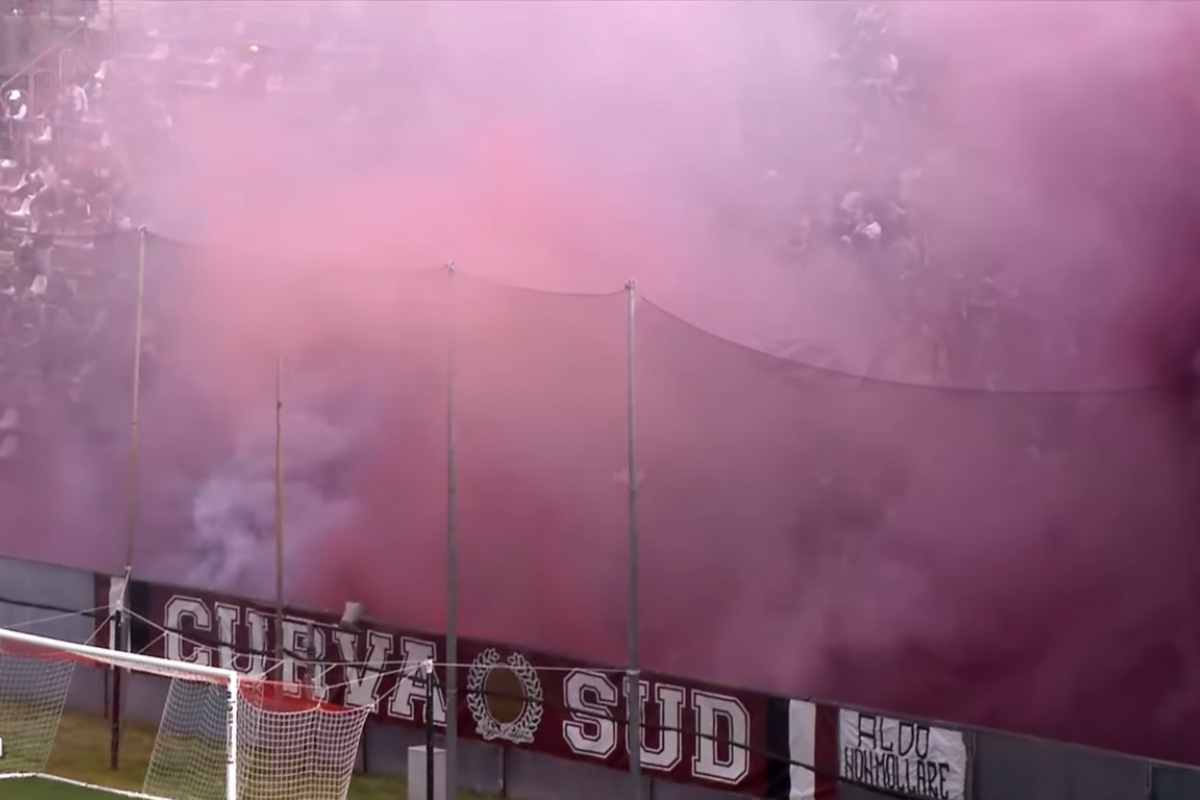 La Curva Sud della Reggina lancia fumogeni in campo