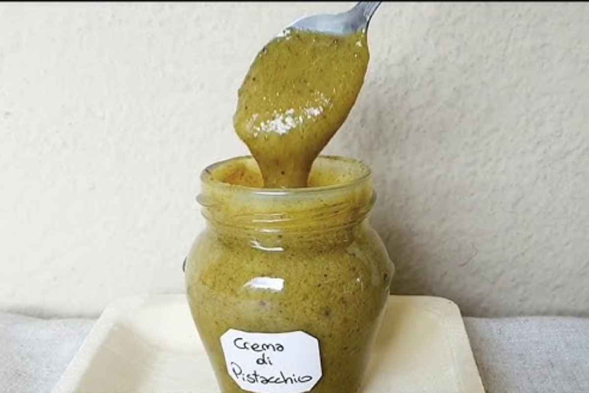 crema di pistacchio fatta in casa in un vasetto