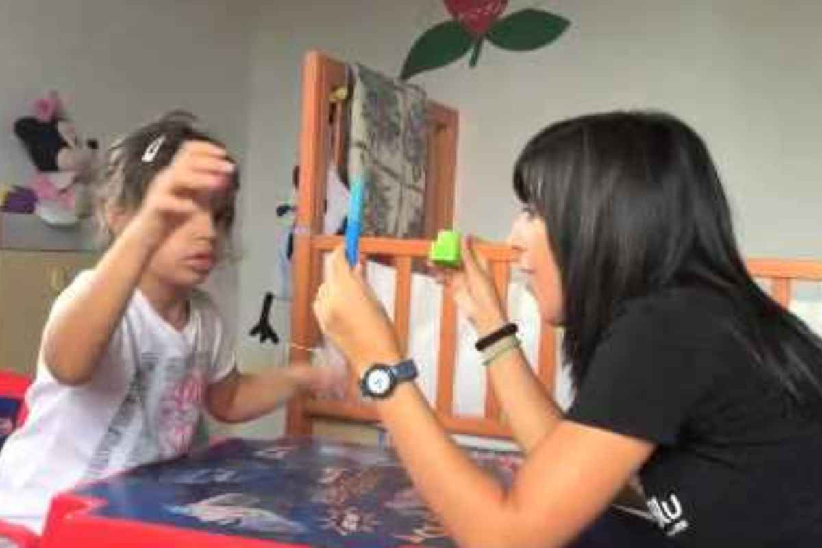 bambino autistico gioca con la sua mamma