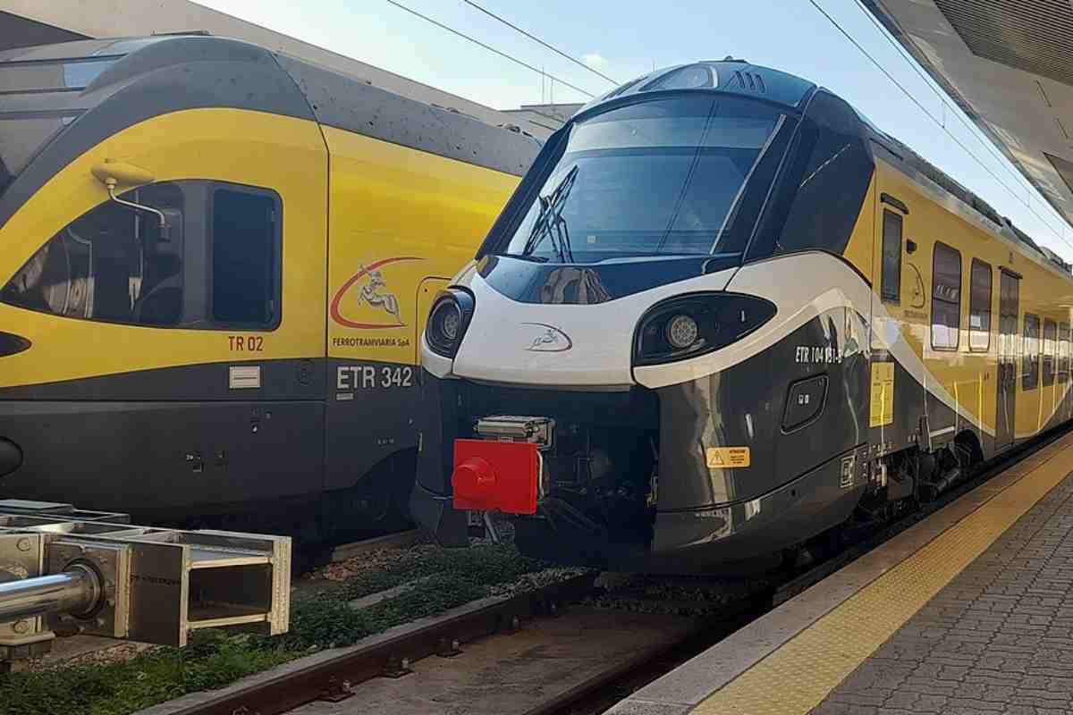 treni pop fermi in stazione