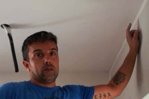 imbianchino spiega come ritinteggiare in un video