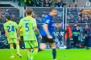 lo sputo di Martinez ad Acerbi