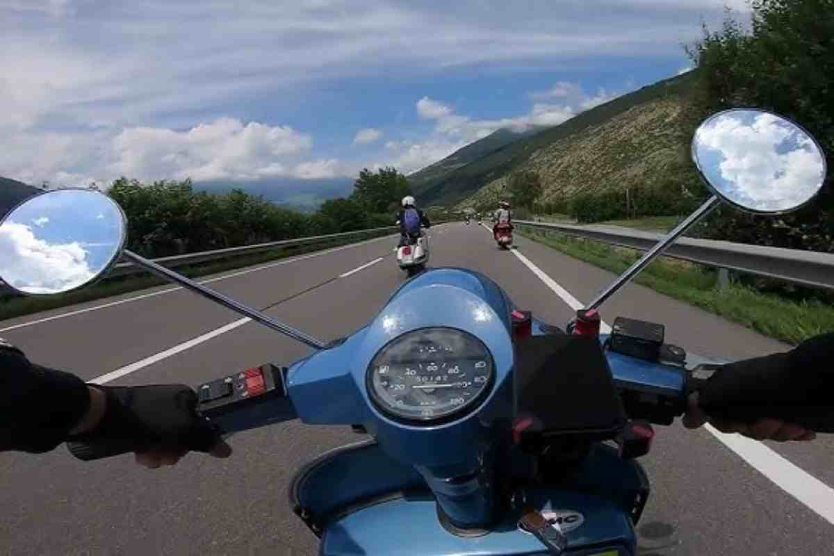 vespa d'epoca in strada