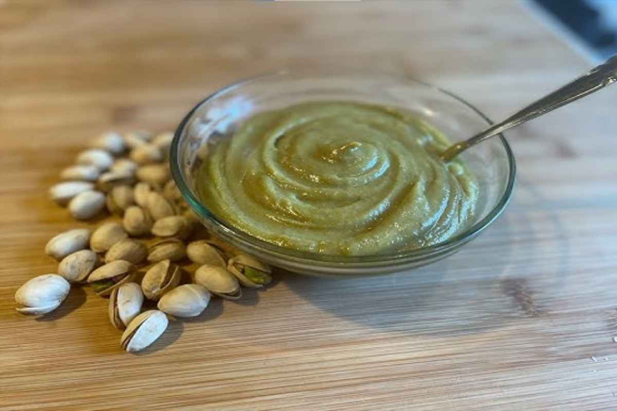 pistacchi e in una ciotola crema di pistacchio