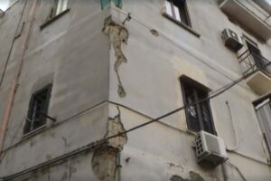 scossa campi flegrei casa lesionata