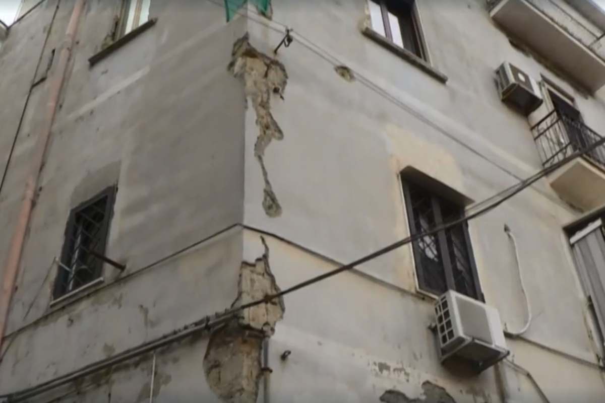 scossa campi flegrei casa lesionata