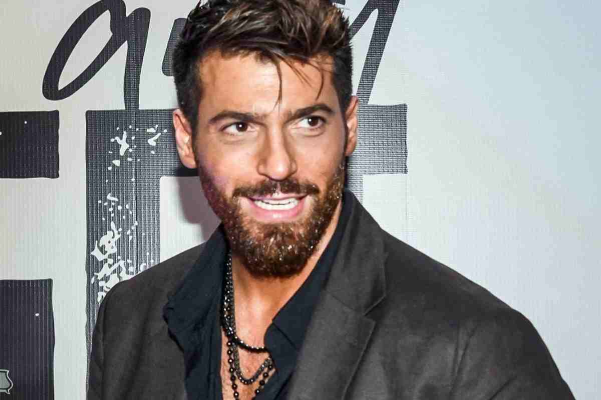 Can Yaman sfoggia da alcune settimane un nuovo look