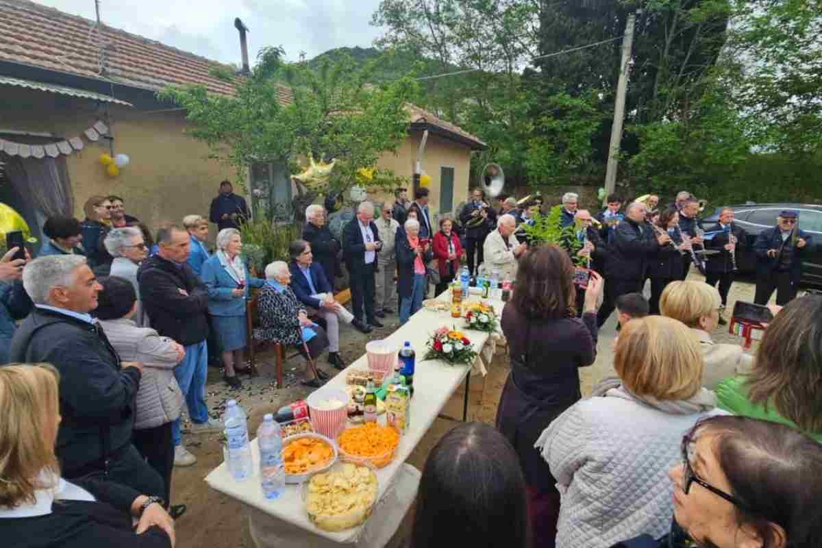 Un momento della festa per nonna Michela