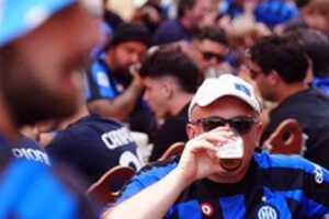 Tifosi dell'Inter fuori dallo stadio a Monaco