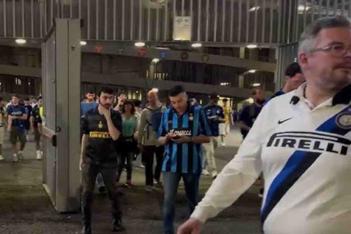 La delusione dei tifosi dell'Inter fuori da San Siro